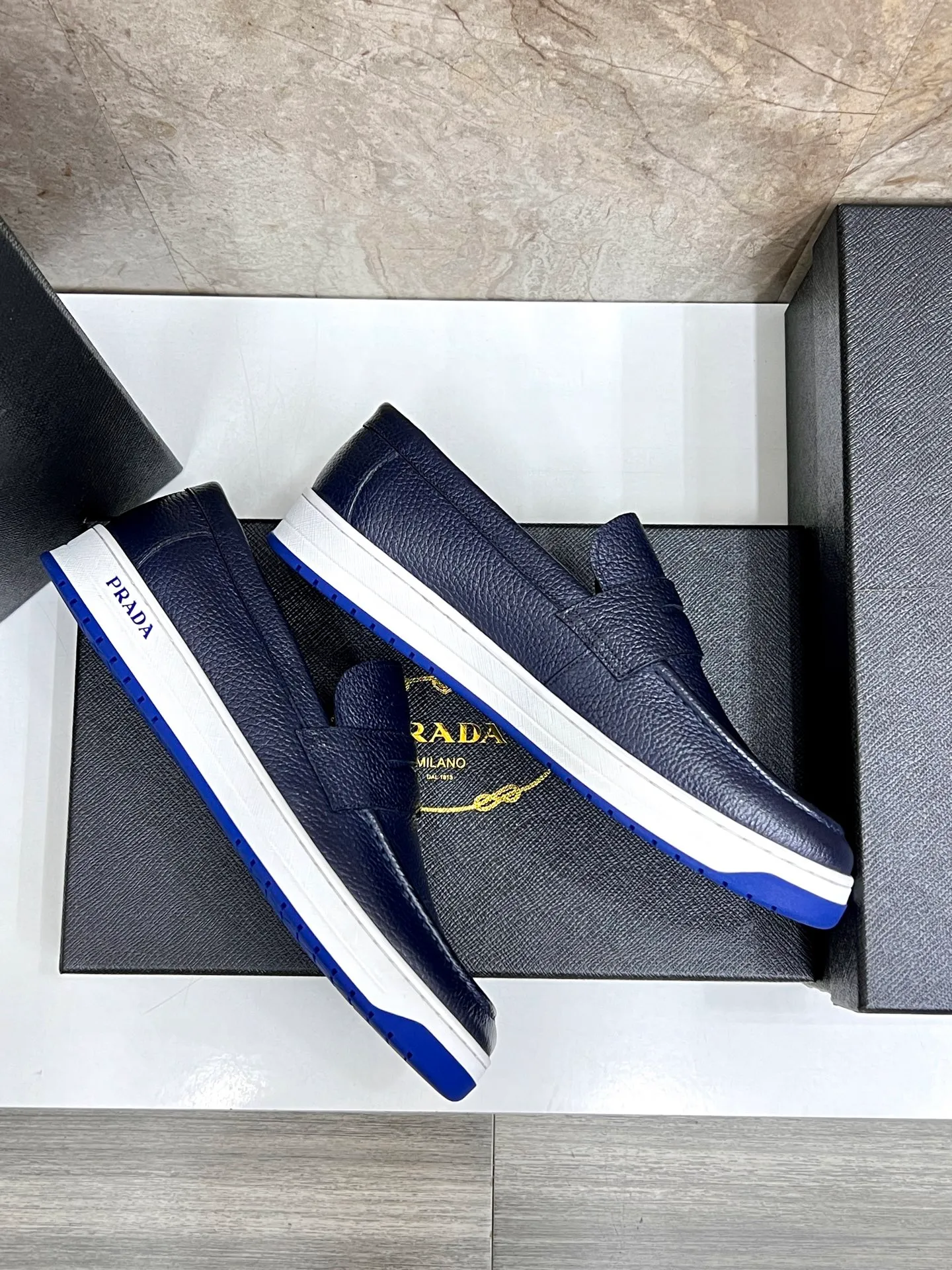 💰620 Prada classic men’s lace-up casual shoes｜Imported cowhide upper｜Layered stitching design on the upper Lightweight and breathable｜Soft and comfortable｜PRADA letters on the side｜Distinctive sporty style Showing the brand style｜Lightweight embossed rubber sole｜With cowhide foot pad lining｜Excellent foot feel Fashionable and elegant｜Size: 38-44 (customized at 45)